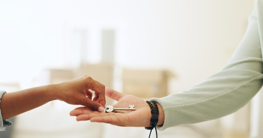 В Первоуральске два молодых врача-педиатра получили квартиры в рамках мер соцподдержки кадров в сфере здравоохранения