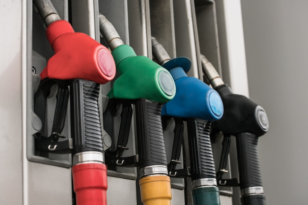 Нефтяники обязались не повышать цены на топливо выше инфляции Нефтяники обязались не повышать цены на топливо выше инфляции