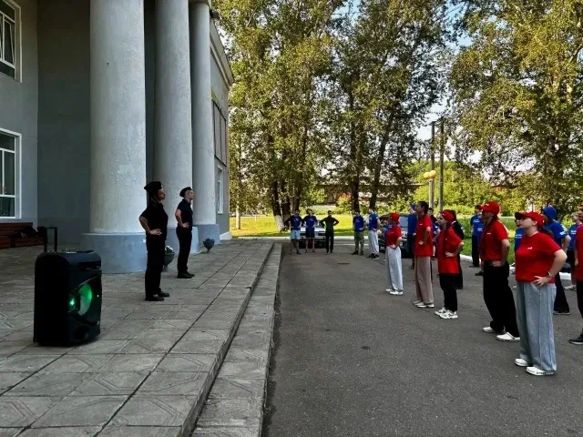 «Зарядка со стражем порядка»: транспортные полицейские Красноярского края провели спортивную акцию для юных железнодорожников