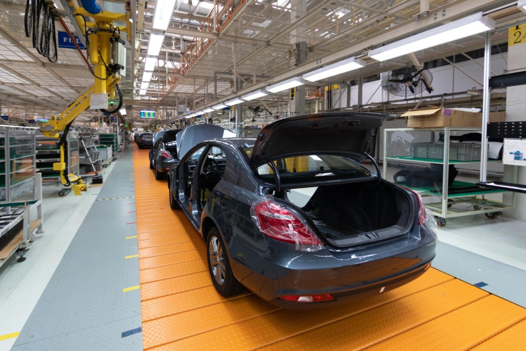 Производство автомобилей в Великобритании в октябре снизилось на 15%