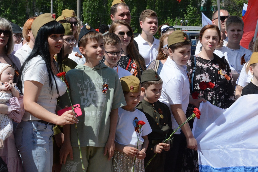«Память на колёсах»: молодёжь и ветераны Воронежа объединились в автопробеге ко Дню Победы