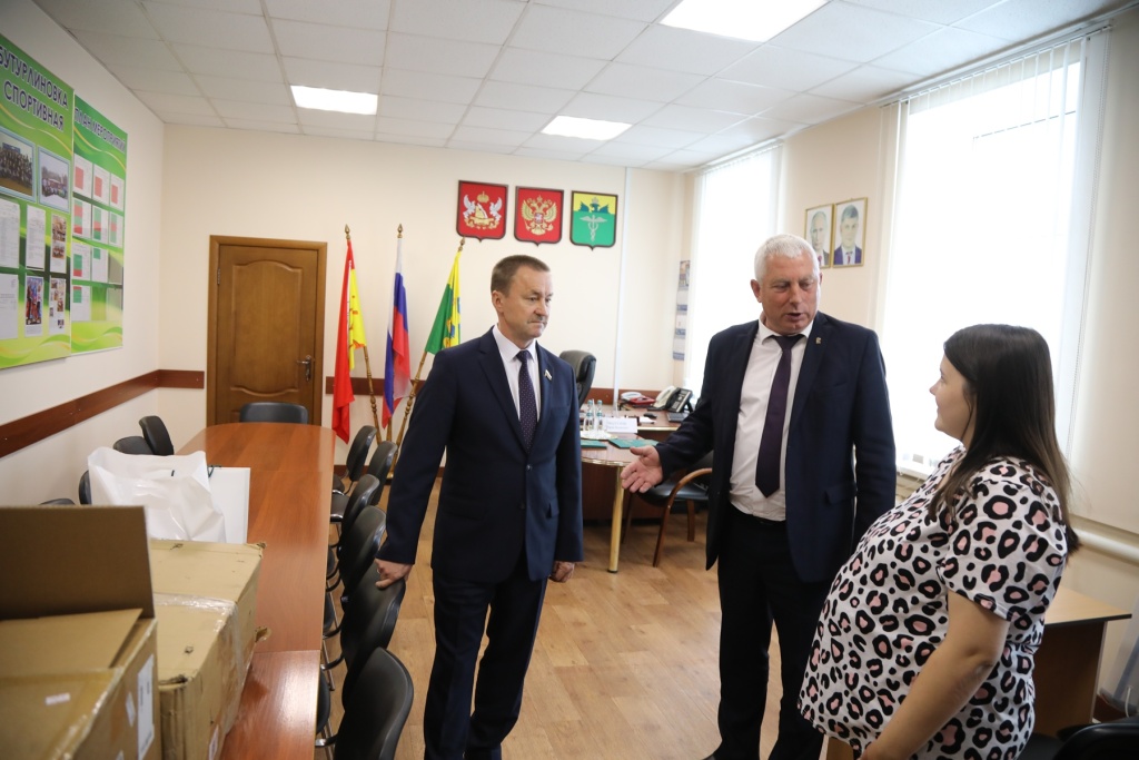 Поддержка на фронте и развитие района: Юрий Матузов помог участнику СВО и обсудил социально‑экономические итоги с главой Бутурлиновского района
